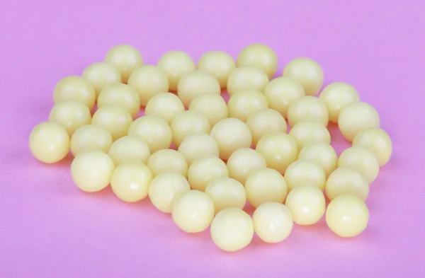 Vitaminas amarelas em fundo rosa — Fotografia de Stock