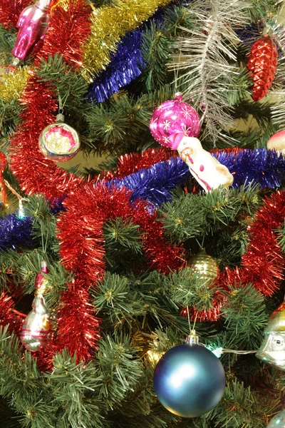Muitos de brinquedos em abeto de Natal verde — Fotografia de Stock