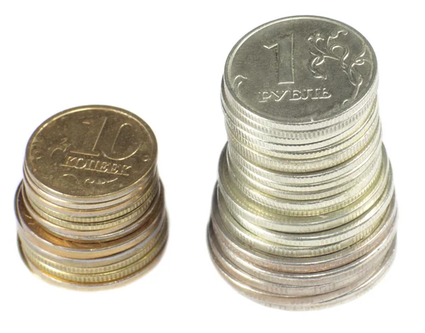 Стек монет на белом — стоковое фото