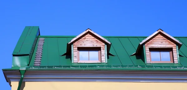 Zielony dach na domu — Zdjęcie stockowe