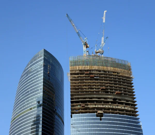 摩天大楼在天空背景下发展 — 图库照片