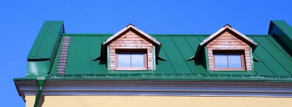 Groen dak op op huis — Stockfoto