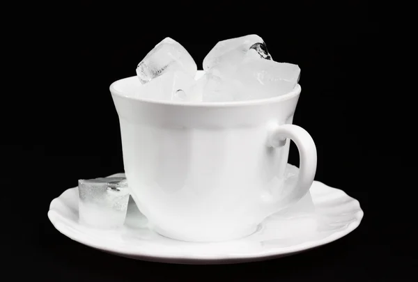 Cubos de hielo dentro de una taza —  Fotos de Stock
