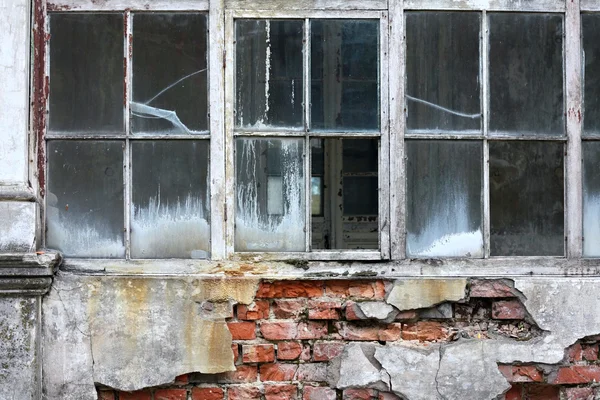 Törött ablak, a fal — Stock Fotó