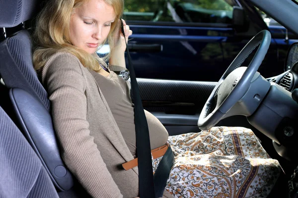 Kobiety w ciąży w samochodzie — Zdjęcie stockowe