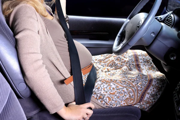 Těhotné ženy v autě — Stock fotografie