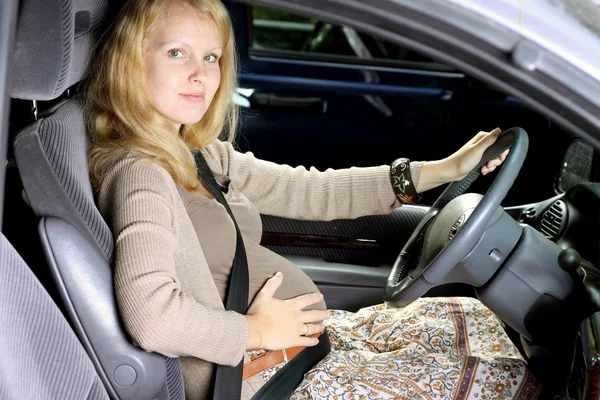 Schwangere im Auto — Stockfoto