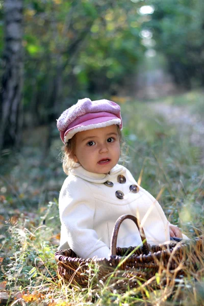 Linda menina sentada na floresta — Fotografia de Stock