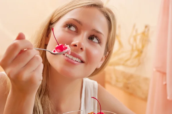 Young woman eat dessert — Stock Photo, Image