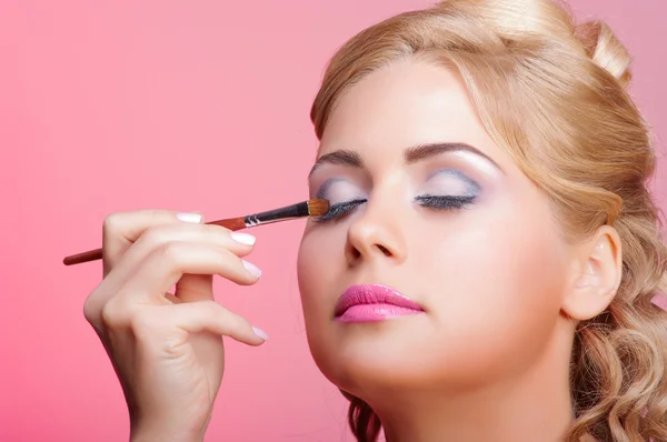 Hermosa mujer aplicando pincel cosmético —  Fotos de Stock