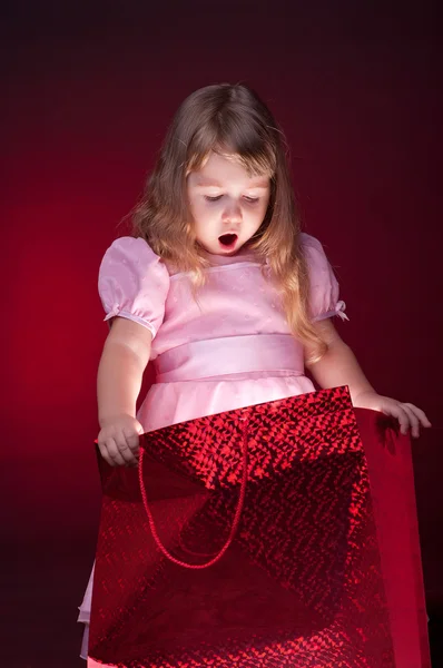 Flickan öppnar gåva packet — Stockfoto
