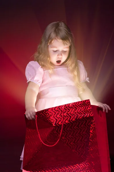 Flickan öppnar gåva packet — Stockfoto