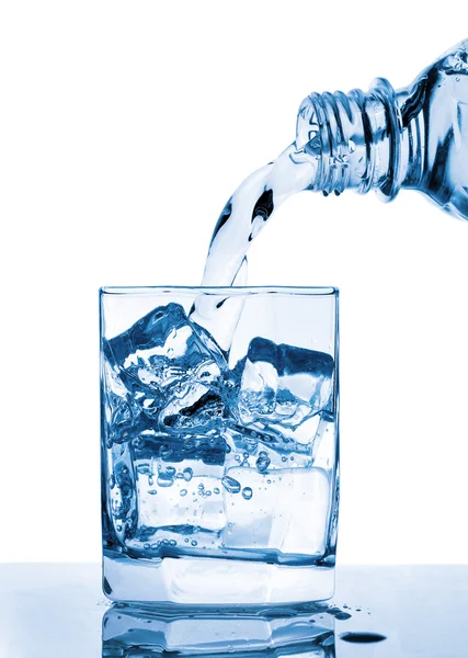 Water gieten met glas — Stockfoto