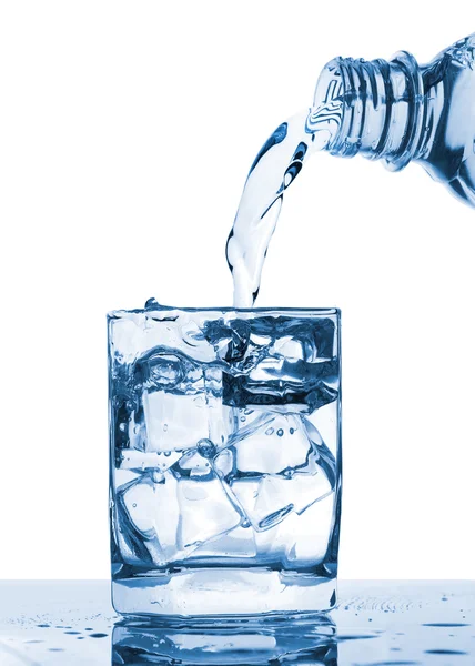 Puring met glas water — Stockfoto
