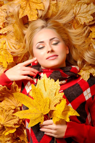 Mujer joven con hojas de otoño —  Fotos de Stock