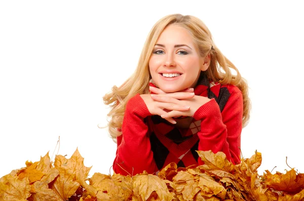 Giovane donna con foglie d'autunno — Foto Stock