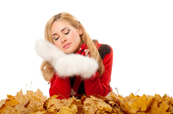 Jonge vrouw met herfstbladeren — Stockfoto