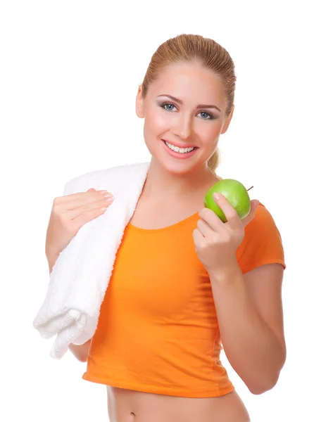 Молодая женщина с полотенцем и яблоком — стоковое фото
