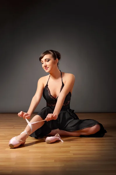 Ballerina sitta på golvet — Stockfoto