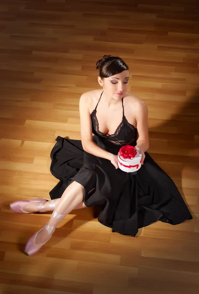 Giovane ballerina con regalo — Foto Stock