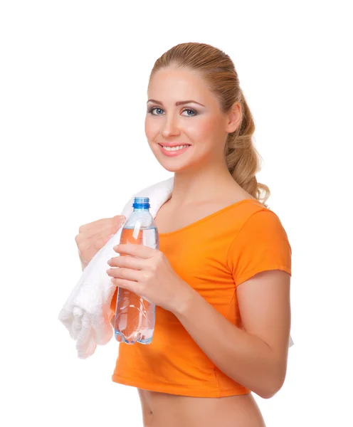 Молода жінка з рушником і пляшкою з водою — стокове фото