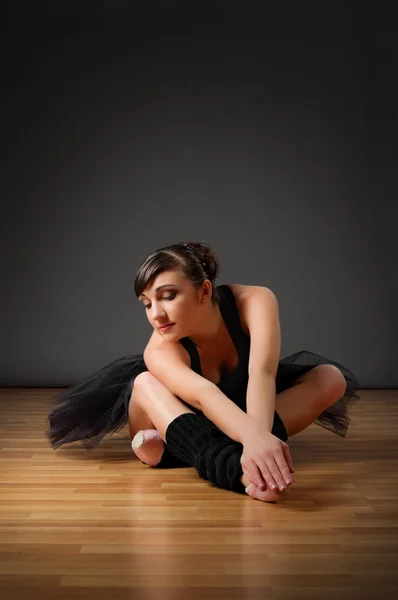 Ballerina seduta sul pavimento — Foto Stock