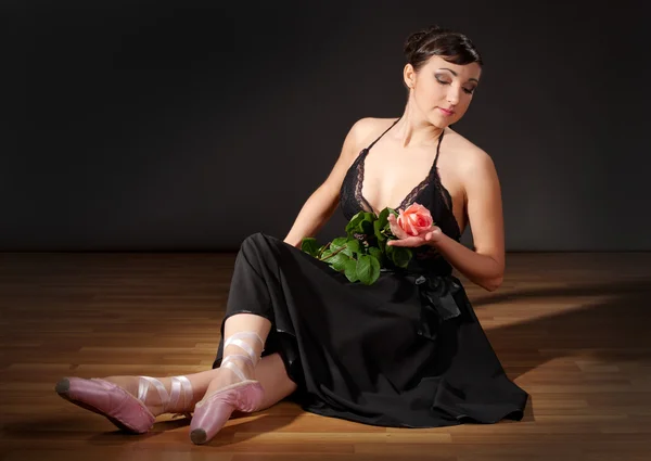 Baletka sedí na podlaze — Stock fotografie