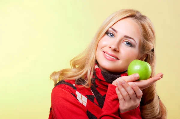Jovem mulher segurando maçã verde — Fotografia de Stock