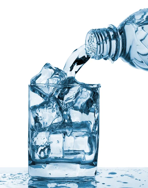 Νερό ρίχνει από το μπουκάλι στο ποτήρι — Φωτογραφία Αρχείου