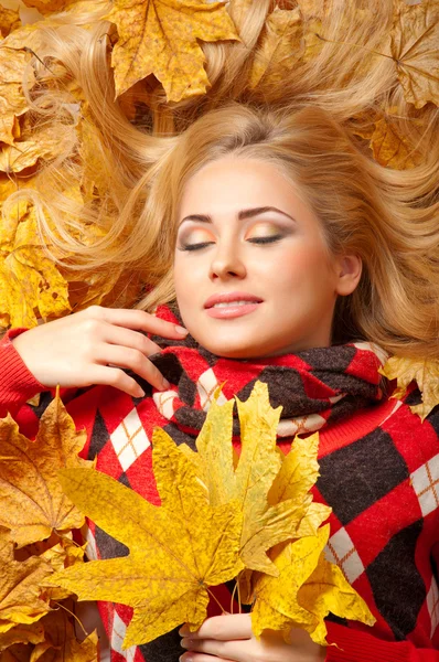 赤いセーターの笑みを浮かべて若い女性 — ストック写真