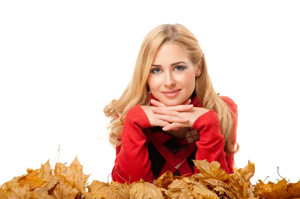 Jonge lachende vrouw in rode trui — Stockfoto