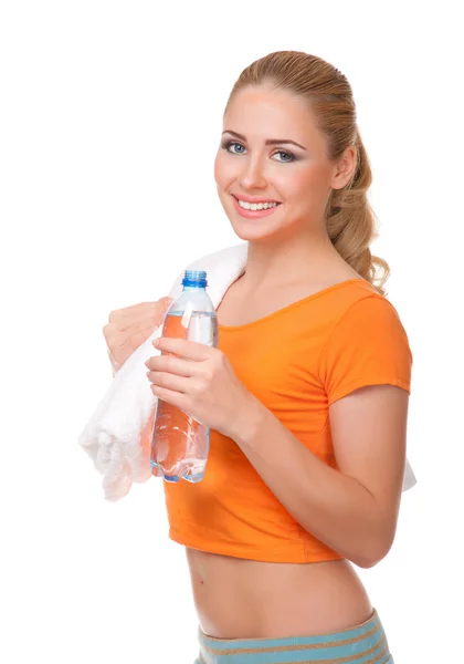 Młoda kobieta z ręcznikiem i butelki z wodą — Zdjęcie stockowe