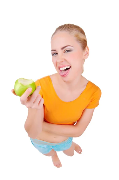 面白いの若い女性は緑のリンゴを食べる — ストック写真