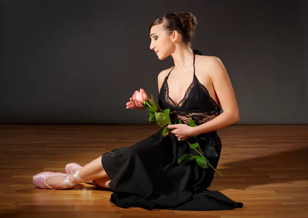 Bailarina joven con flor —  Fotos de Stock