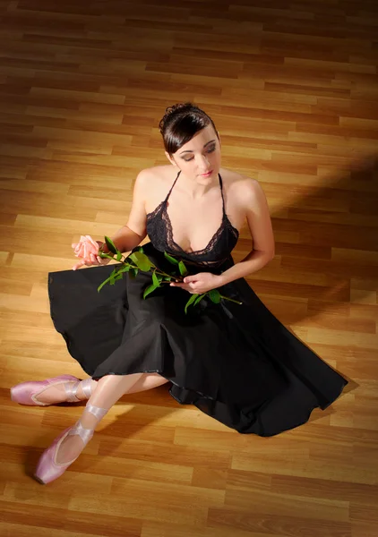 Молода балерина з квіткою — стокове фото