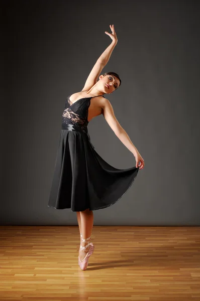 年轻舞蹈芭蕾舞女演员 — 图库照片