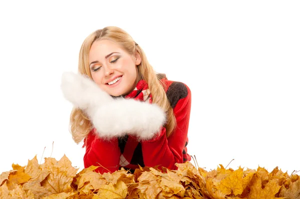 Junge Frau mit Herbstblättern — Stockfoto