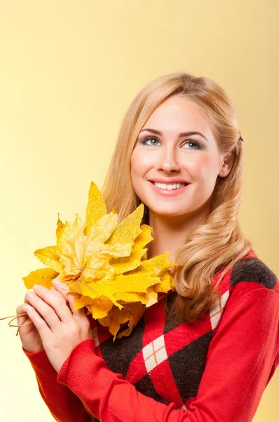Молодая женщина с осенними листьями — стоковое фото