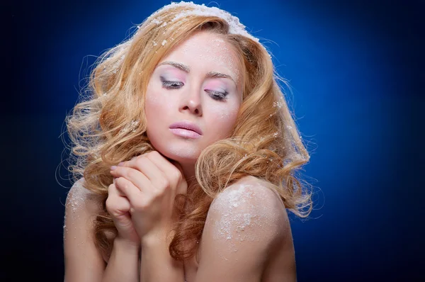 Junge Frau mit schneebedeckter Haut (warme Farben) — Stockfoto