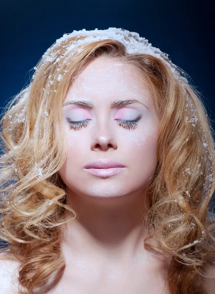 Молода жінка зі сніжною шкірою (холодні кольори ) — стокове фото