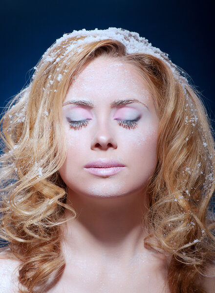 Young woman with snowy skin (cold colors)
