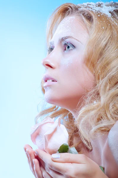 Jonge vrouw met besneeuwde huid (koude kleuren) — Stockfoto