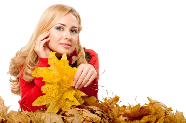 Młoda kobieta z jesiennymi listkami — Zdjęcie stockowe