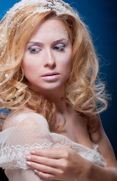 Jonge mooie vrouw met besneeuwde huid — Stockfoto