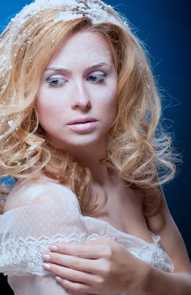 Joven hermosa mujer con la piel nevada —  Fotos de Stock