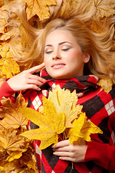 Mujer con hojas de otoño — Foto de Stock