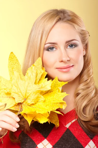 Mulher com folhas de outono — Fotografia de Stock