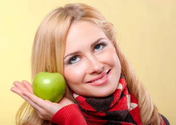 Kobieta z zielonym jabłkiem — Zdjęcie stockowe