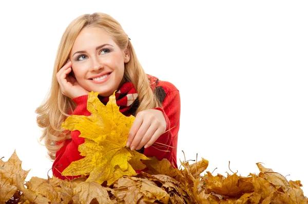 Молодая женщина с осенними листьями — стоковое фото