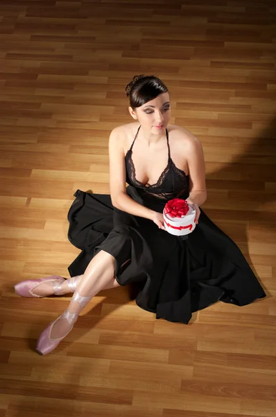 Ballerina with gift — Stock Photo, Image